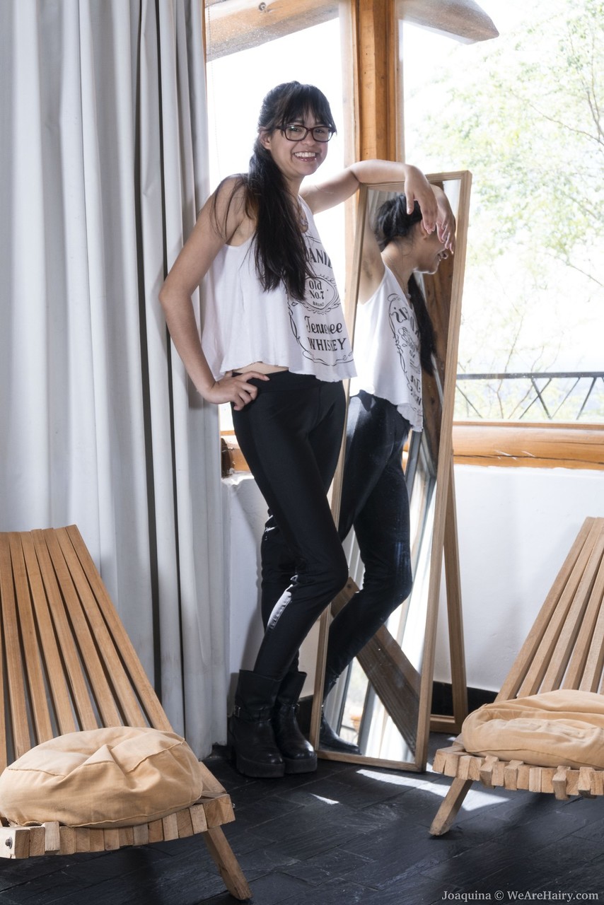 业余爱好者Joaquina戴着眼镜展示她的自然阴道