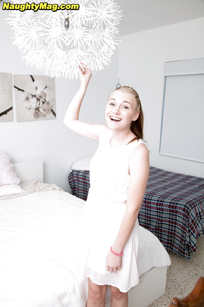 Amateur Solo Cassidy Ryan Bares Phat Teen Ass Before Masturbating