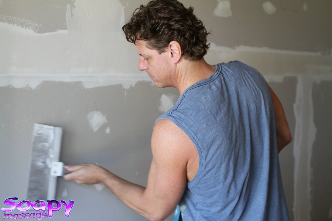 पतली एशियाई मालिश करने वाली रोज़मेरी राडेवा साबुन वाले बॉडी रब के बाद खुशी भरा अंत देती है