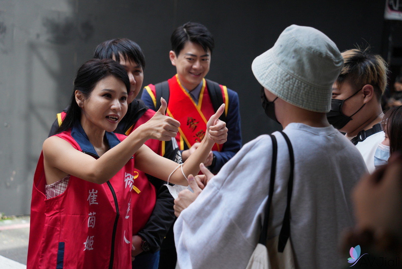 Asian Supermodel Xianerai Satisfying Quickie With Her Assistant