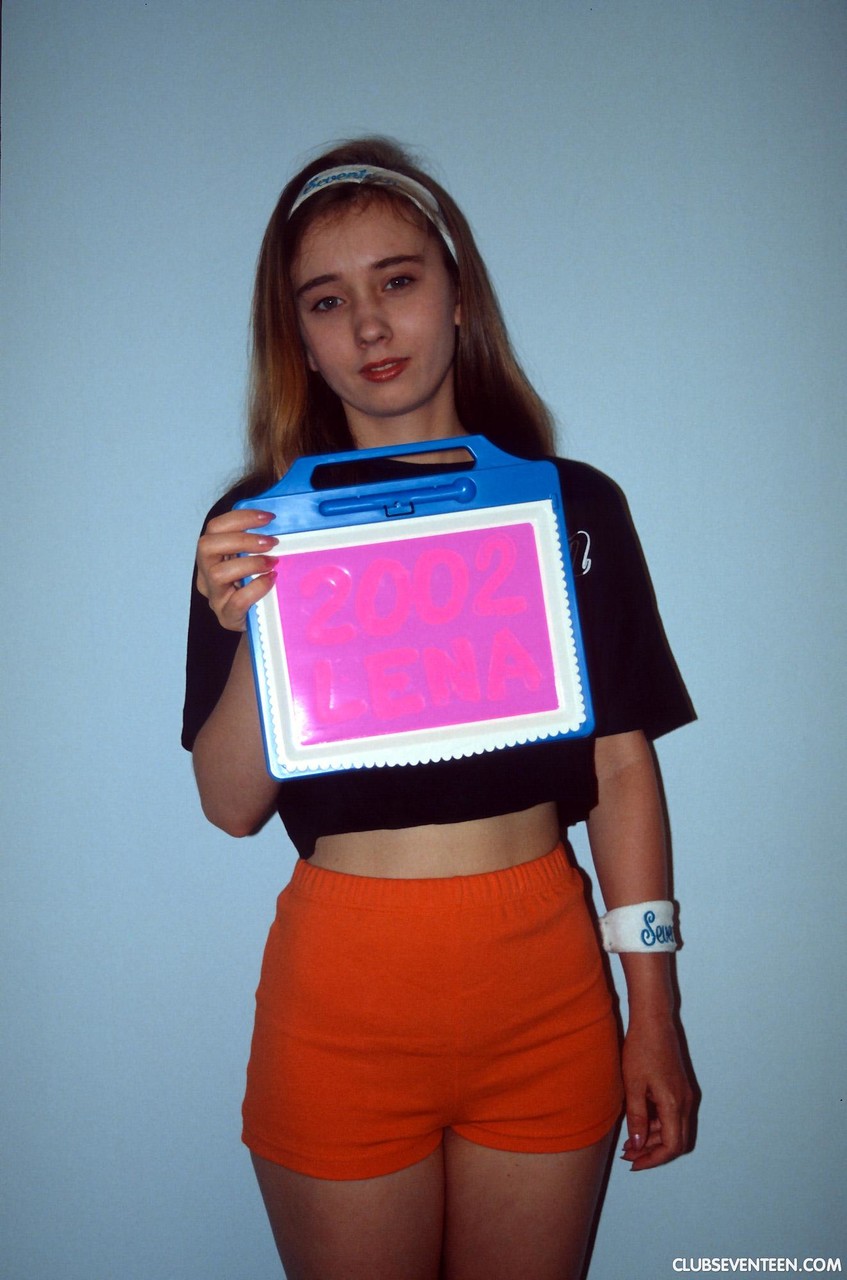 Adolescentes Lesbianas Katja E Y Lena D Se Desvisten Y Juegan Con Los Coños Peludos De Cada Una