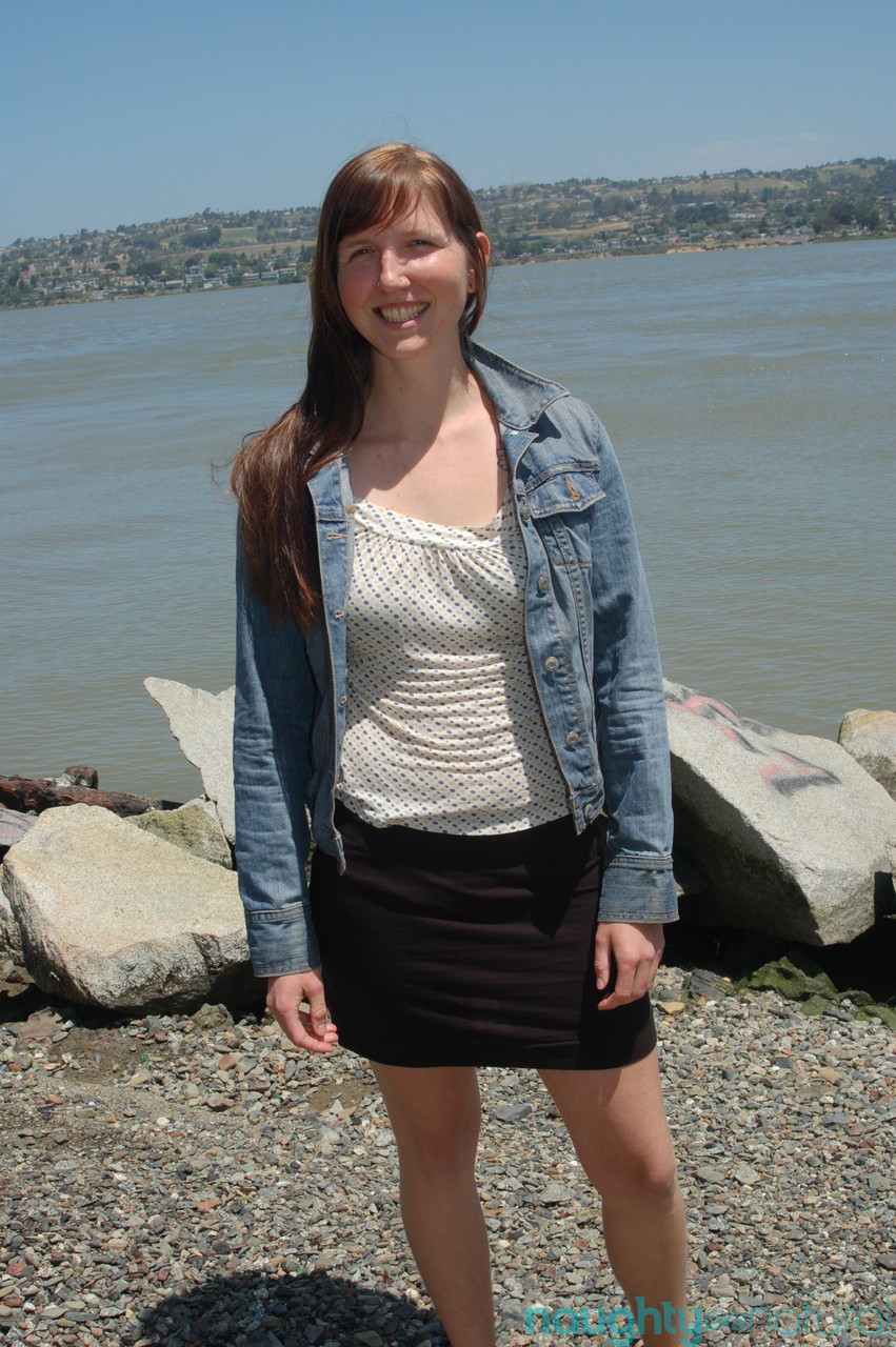 Smiley Милая Натали Расстегивает Одежду И Загорает На Пляже Свои Волосатые Писи