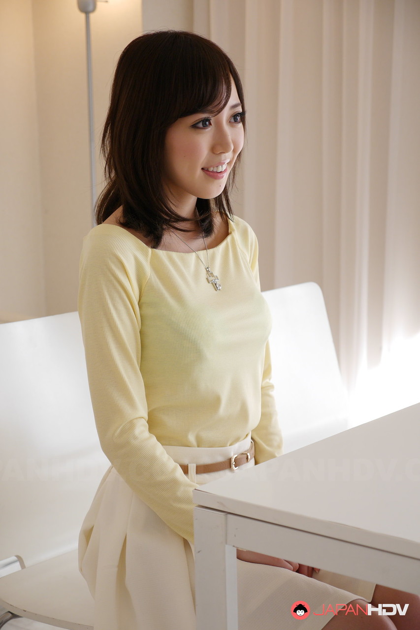 Asiatique Sucrée Shiori Yamate Montre Ses Seins Chauds Et Suce Une Bite En Voiture