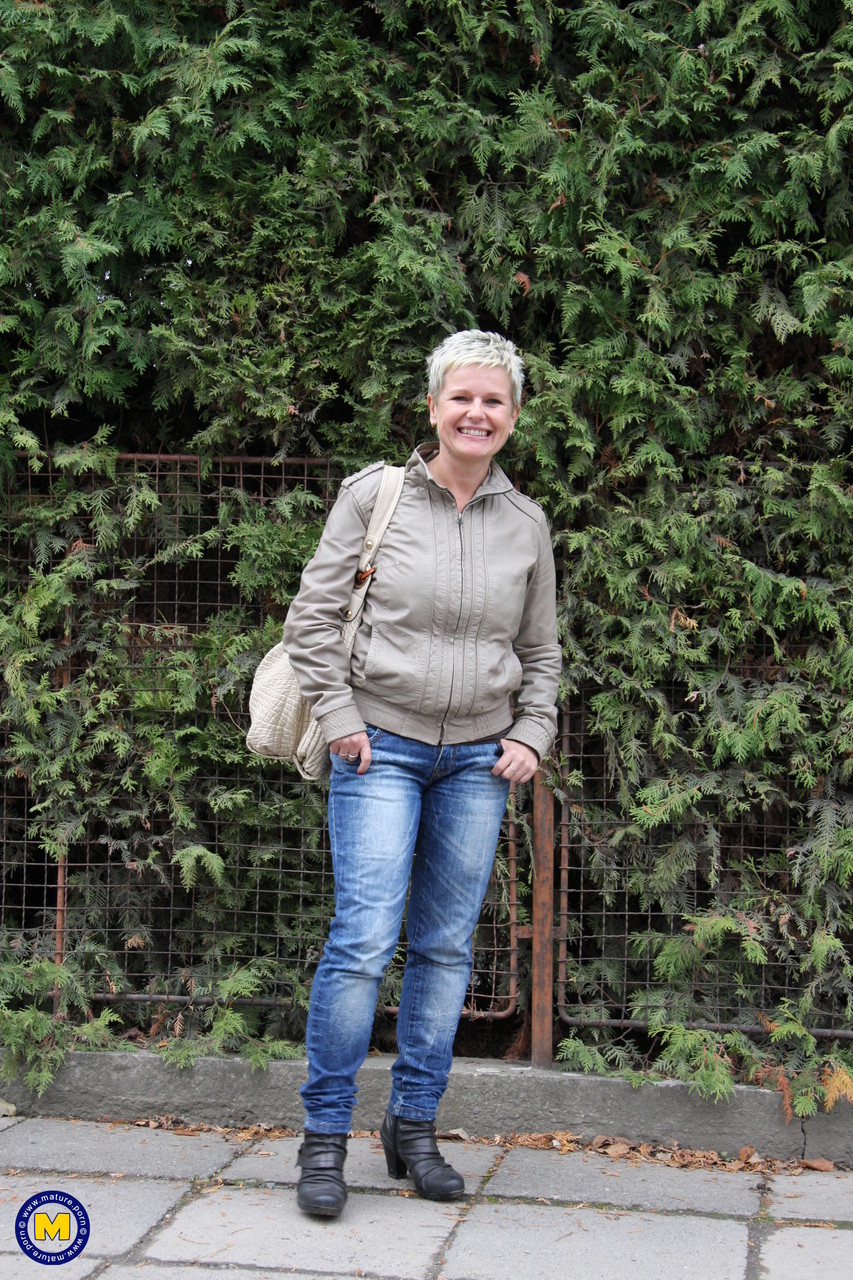 छोटे बालों वाली पत्नी डेज़ी निर्वस्त्र होते समय लटकते स्तन और गोल चूतड़ दिखाती है