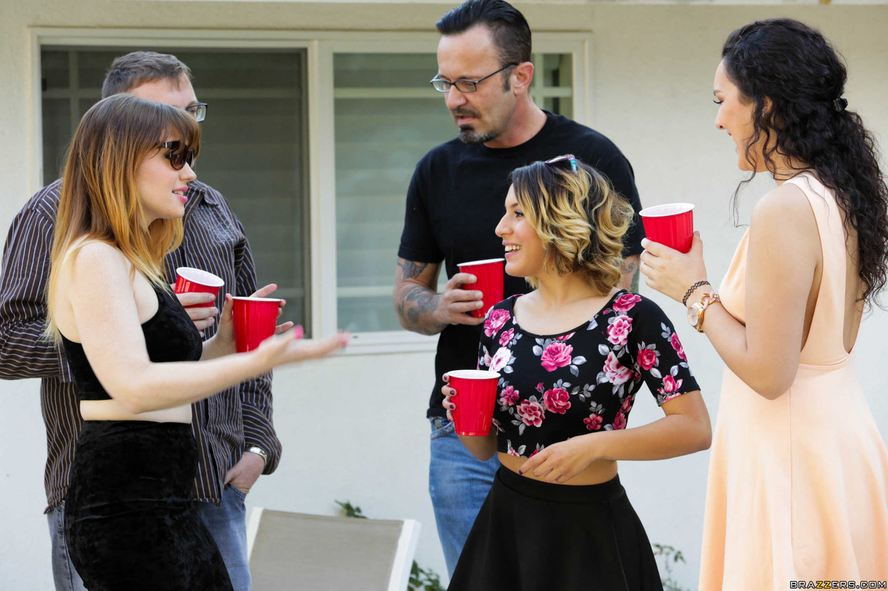 Sexy Milf Nikki Nine Dá Uma Chupada E Leva Roçada Na Buceta