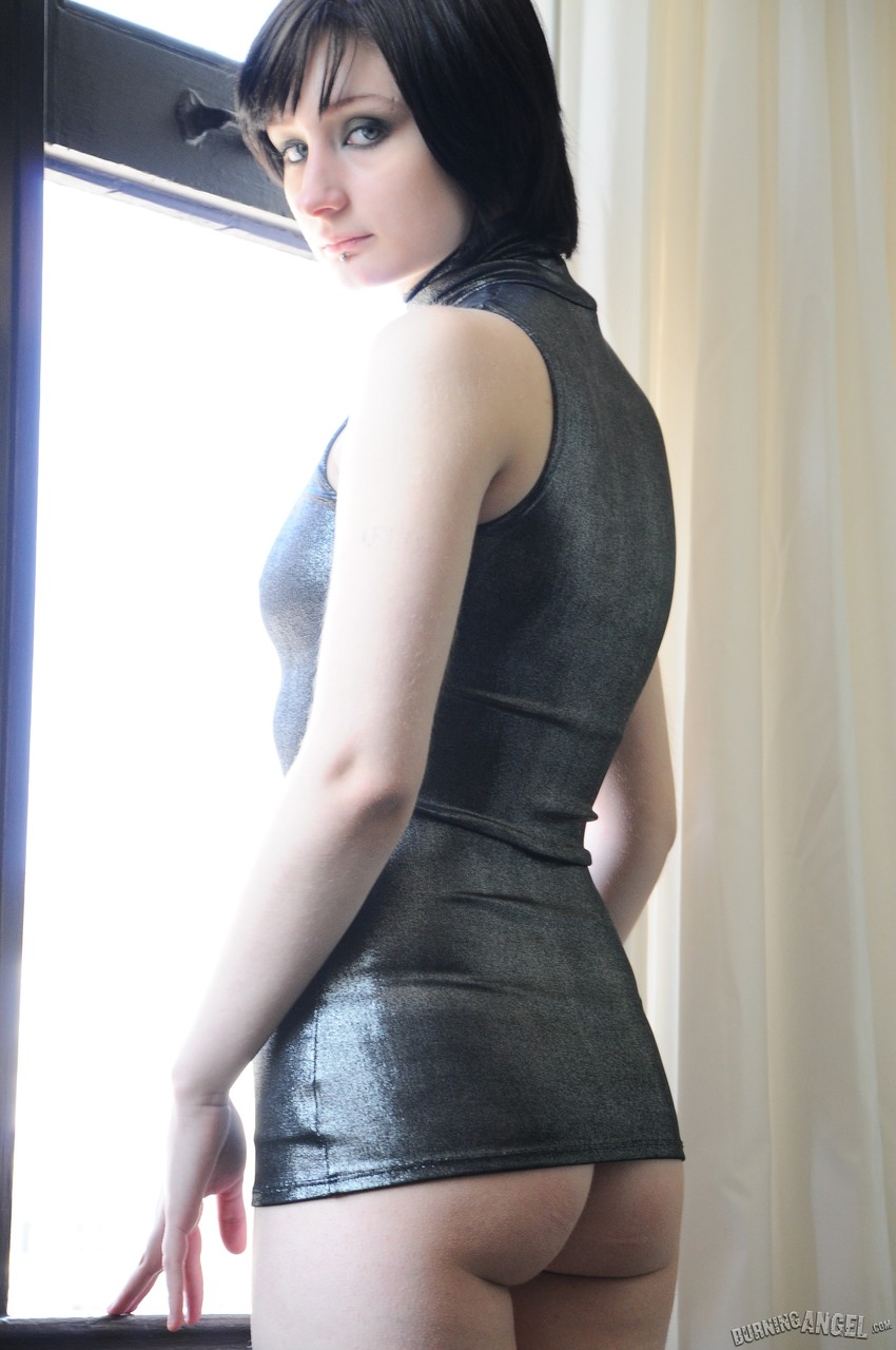 Bruneta Tatuada Violet Monroe Fumando Enquanto Mostra A Roupa Interior