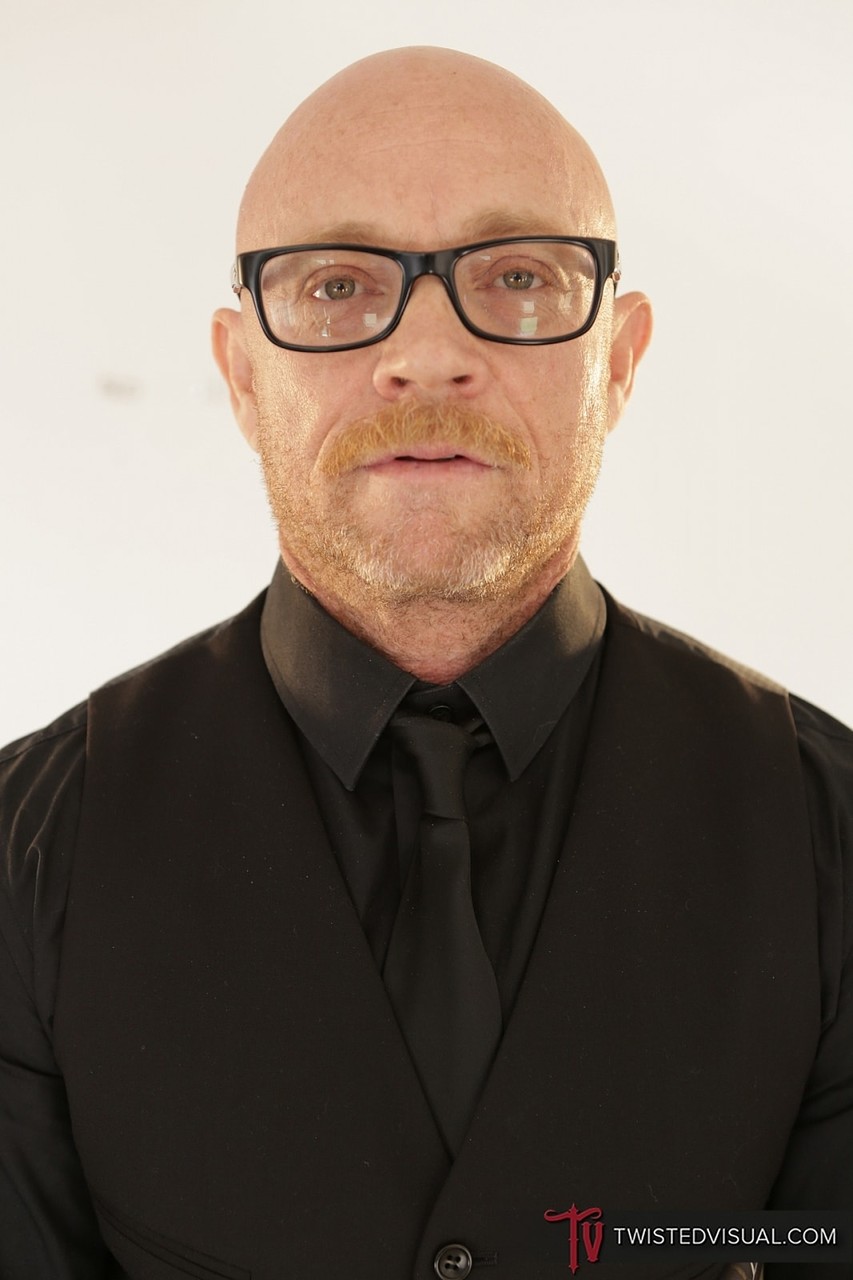 棕发主妇瓦伦蒂娜·纳皮展示她修剪整齐的私处和诱人的双峰