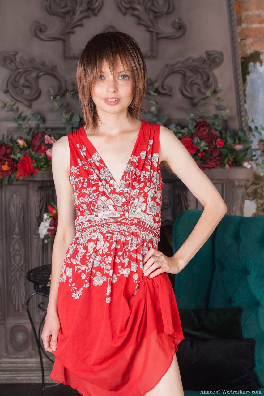 Solo Mädchen Aimee Zeigt Haarige Achseln Und Spielt Mit Ihrem Vollen Busch