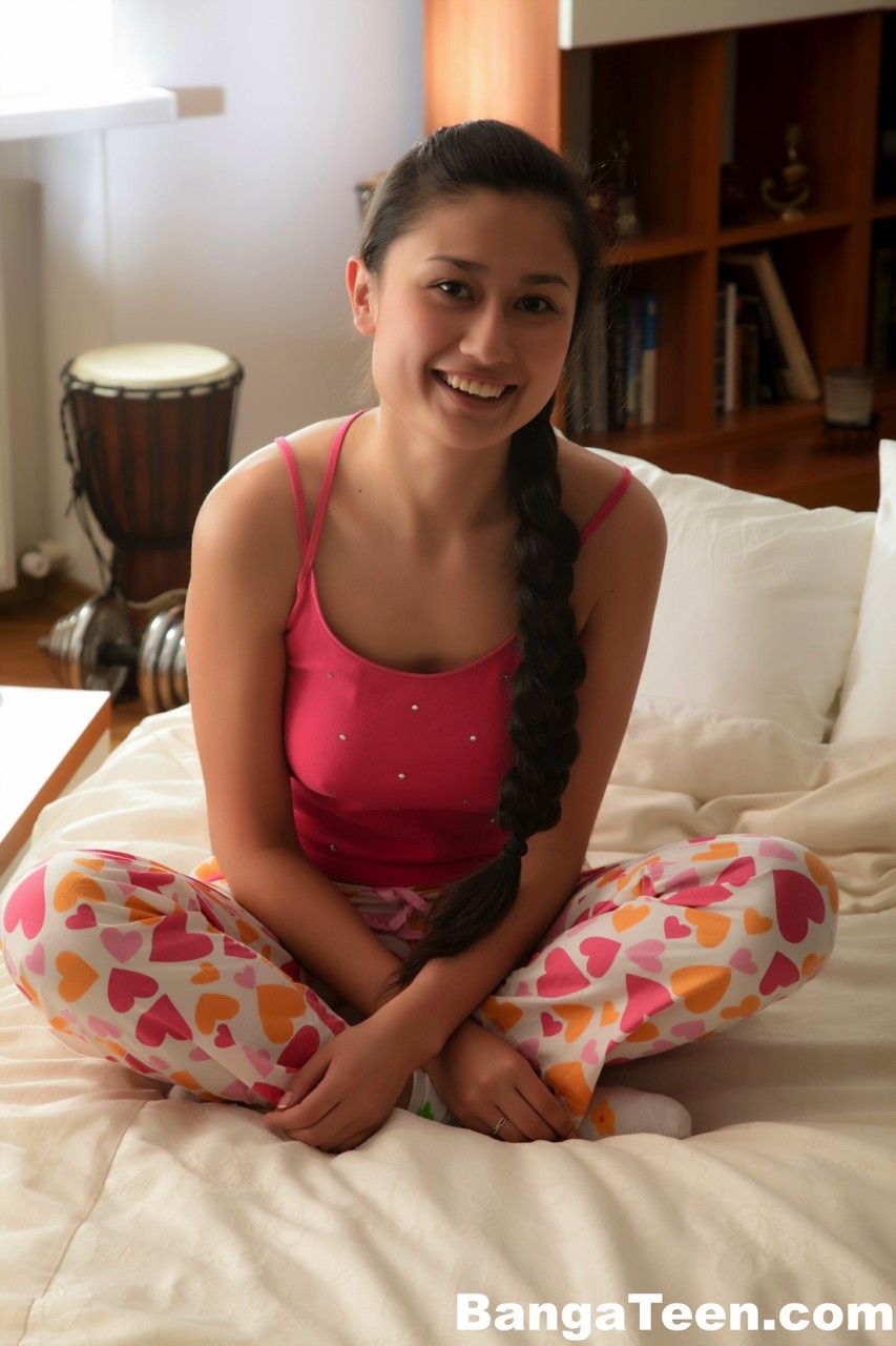 セクシーな若い女の子がベッドで口内射精を受ける