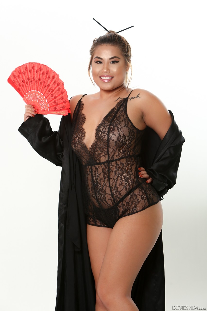 فتاة آسيوية مثيرة بملابس دانتيل أسود تُظهر مؤخرتها العارية