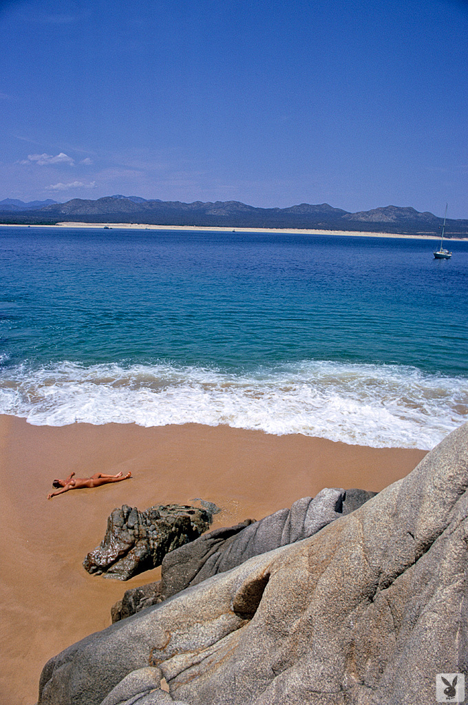 スキニーなセンターフォールドのスタunner ジーン・マンソンが完璧な天然おっぱいを披露