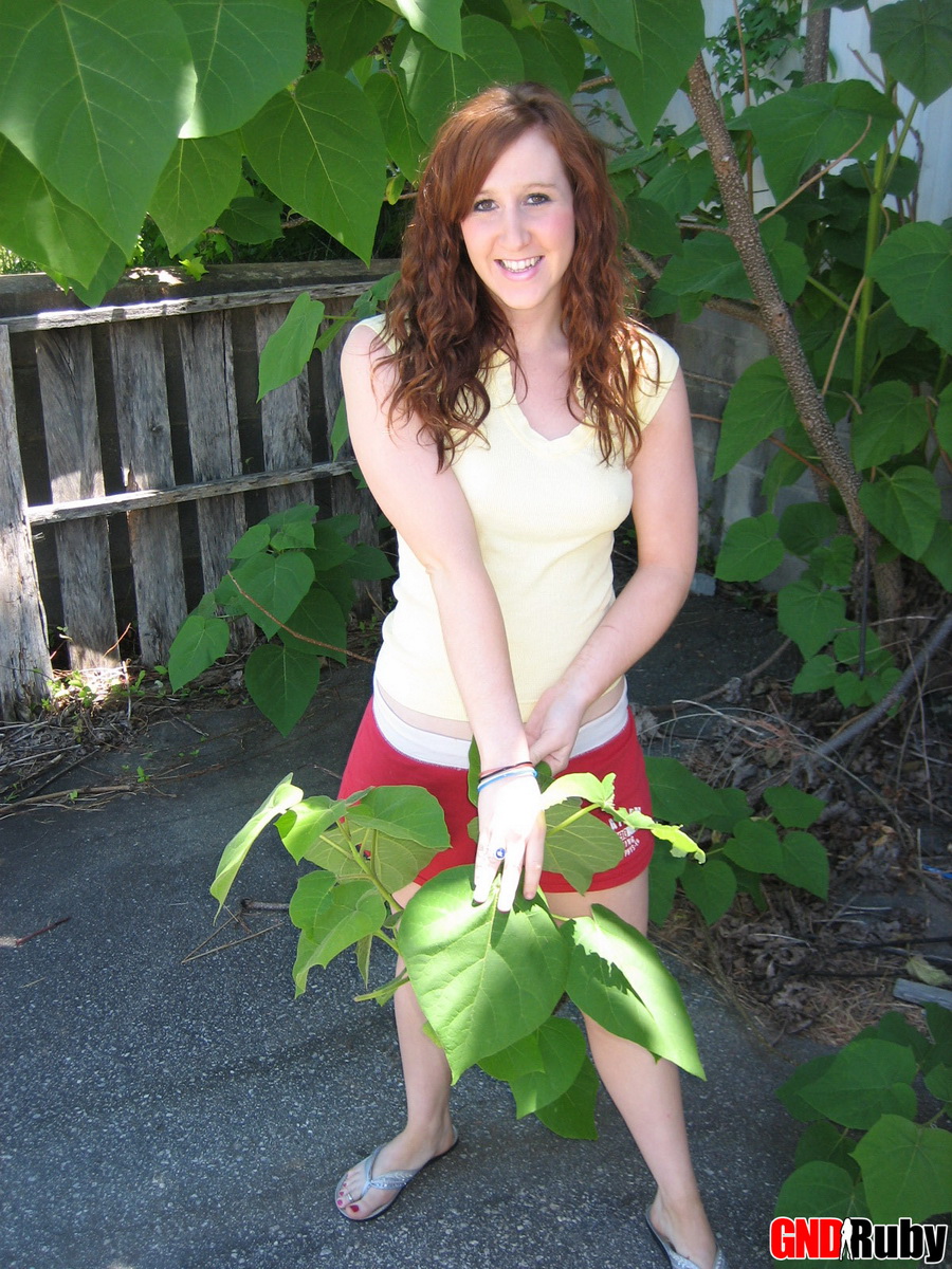 自然红发女在水泥台阶上展示她的内衣