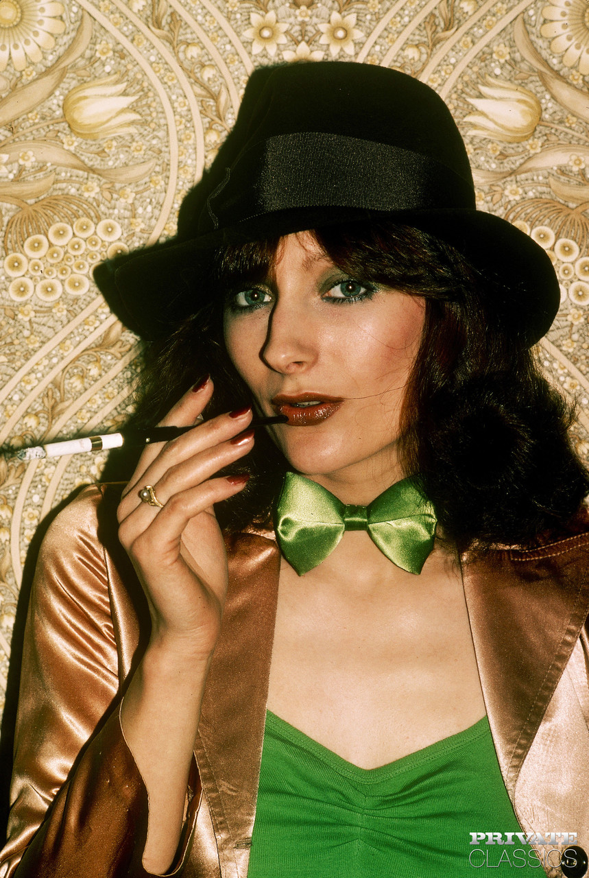 Lesbian Ella And Kristi Use Strapon Cock In Nylons