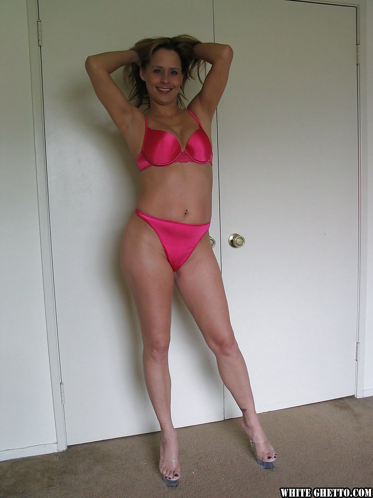 Primer Plano De La Madura Sherri Parker Estirando Su Pequeño Coño Peludo