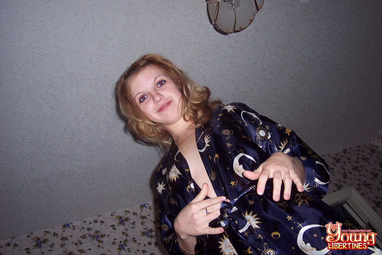 Amateur-Teen Simona Lässt Seidenen Morgenrock Fallen Und Wird Von Ihrem Freund Gefickt