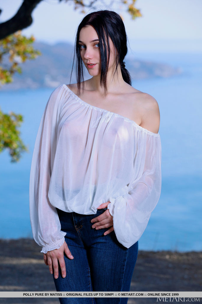 المراهقة ذات الشعر الداكن بولي بيور تتعري تمامًا على جرف بجانب البحر