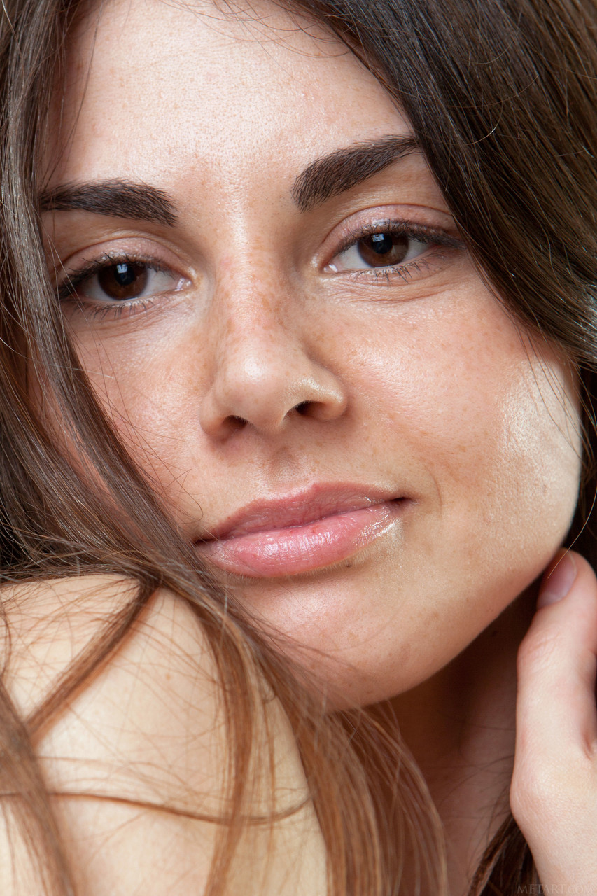 सुंदर किशोर Astrud अपने सुंदर स्तनों और निप्पल के साथ नग्न