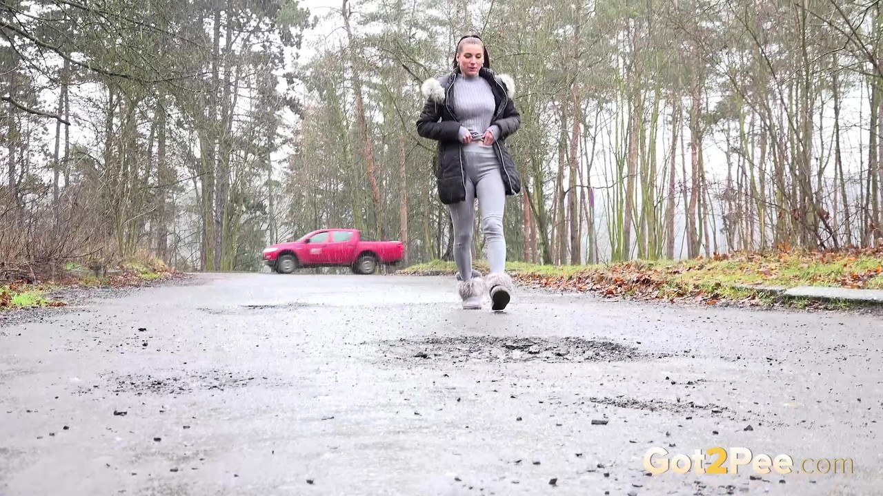 विक्टोरिया डेनियल्स सर्दियों के बूट पहनकर सड़क पर तुरंत पेशाब करती हैं