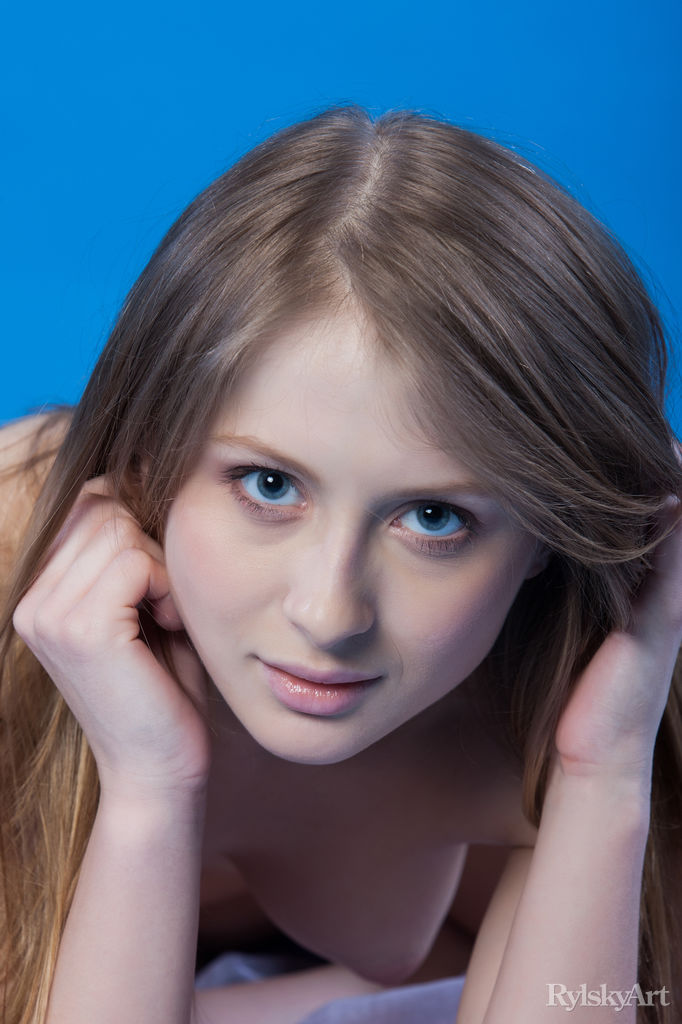 الشابة ديزي غولد تكشف عن مؤخرتها الضيقة وشقها وهي عارية