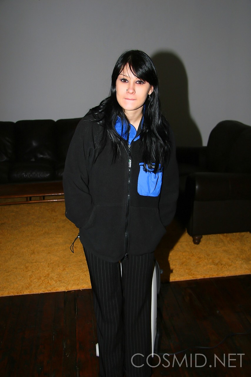 黒髪の素人ジェニークがブラジャーから大きな胸を解放