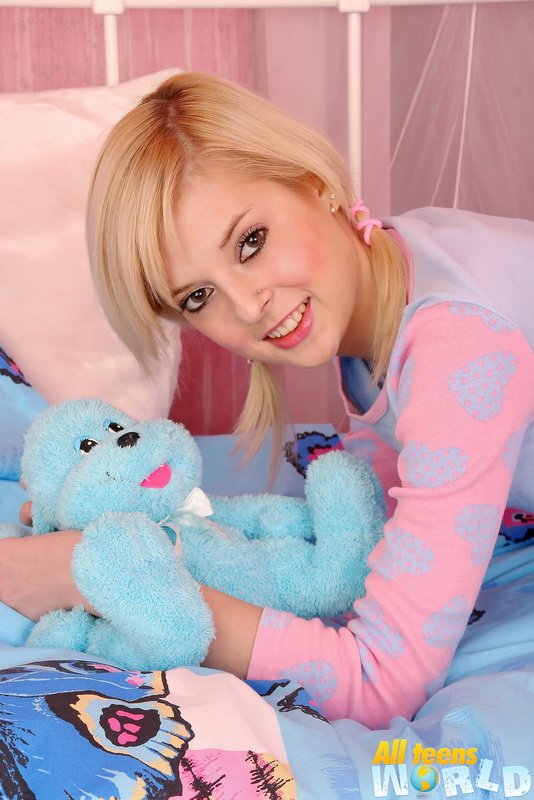 المراهقة الشقراء الرقيقة تلعب بفتحة طيزها بينما تلمس شقها الضيق