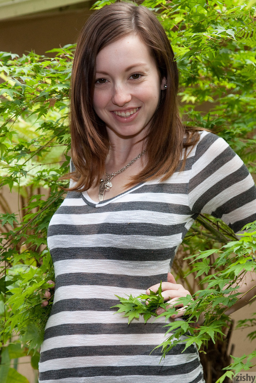 किशोर प्रेमिका विक्टोरिया वॉस अपना चूतड़ दिखाती है और पैंट नीचे करके पोज देती है