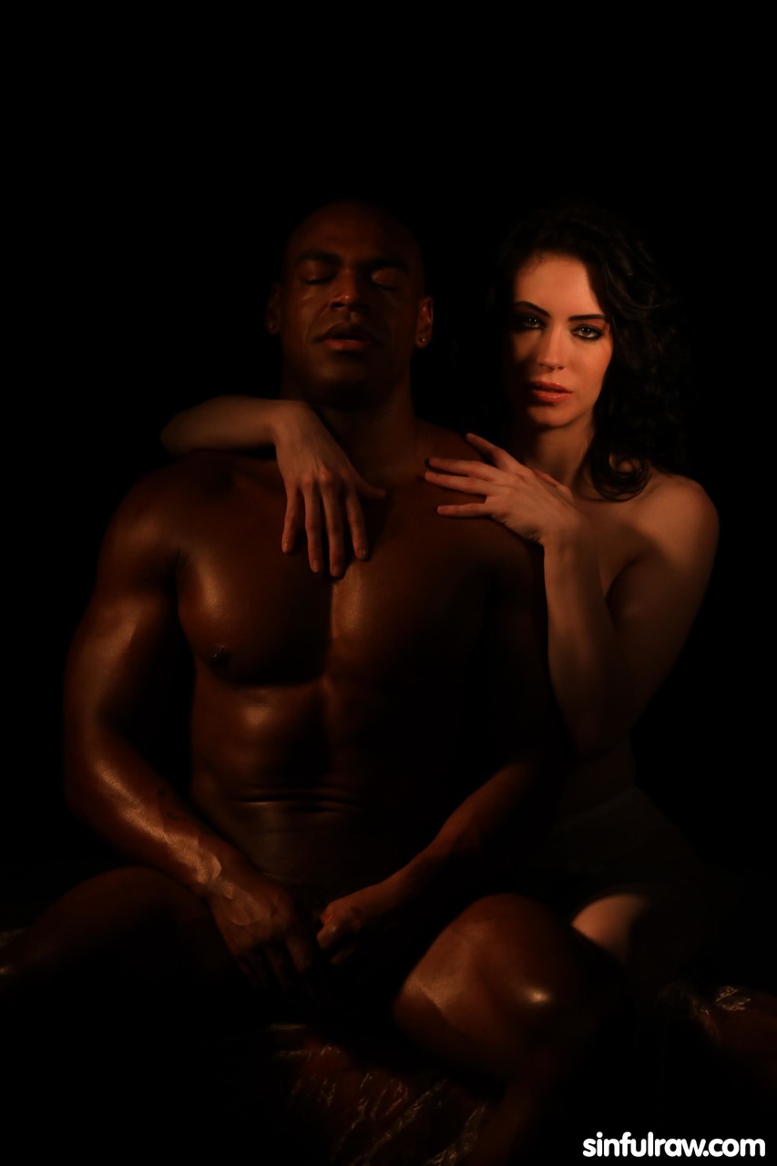 पेटाइट अन्ना डे विले ब्लैक हंक के साथ संवेदनशील इंटररेसियल सेक्स का आनंद लेती हैं