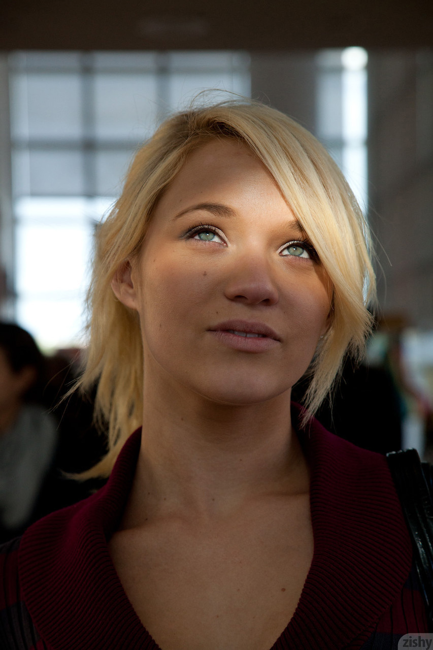 プラチナ金髪ティーン・ティガン・サマーズが公共の場でポーズを取り可愛い胸を露出