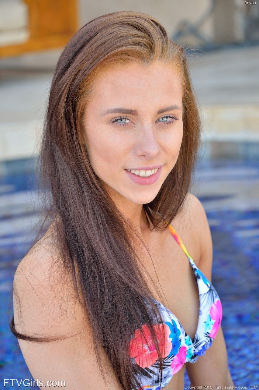 Adolescente Aux Yeux Bleus Anyah Enlève Son Bikini Et Enfonce Un Jouet Dans Le Cul