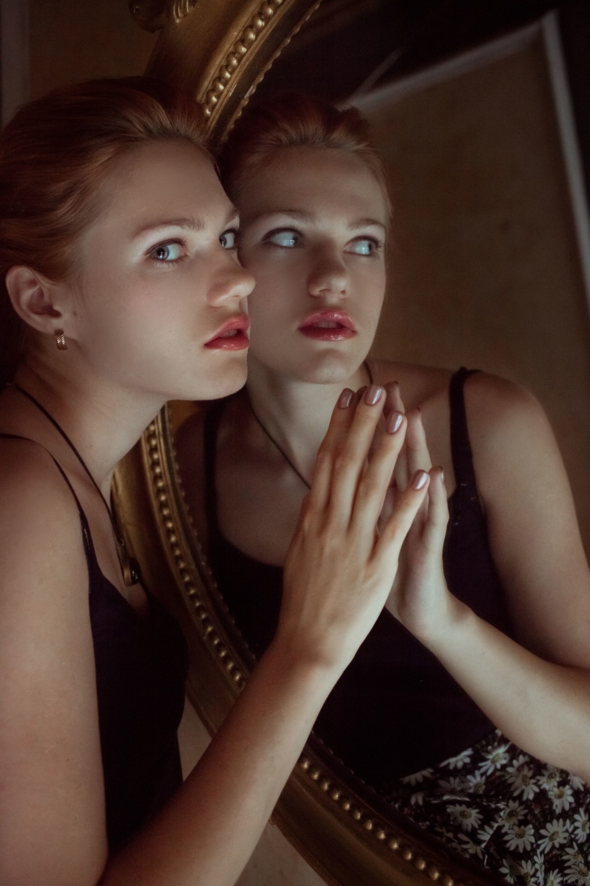 شيرلي تيت، الحمراء الجميلة، تخلع ملابسها الداخلية وتُبرز مؤخرتها الكبيرة