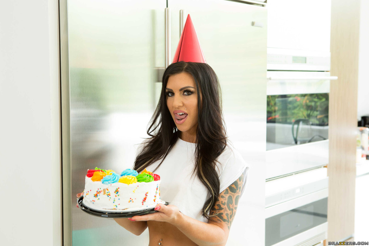 性感棕发梅丽莎·林恩口交与大肉棒做爱