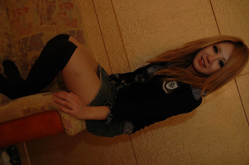 望月奈奈 亚洲少女 脱衣并张开阴唇特写