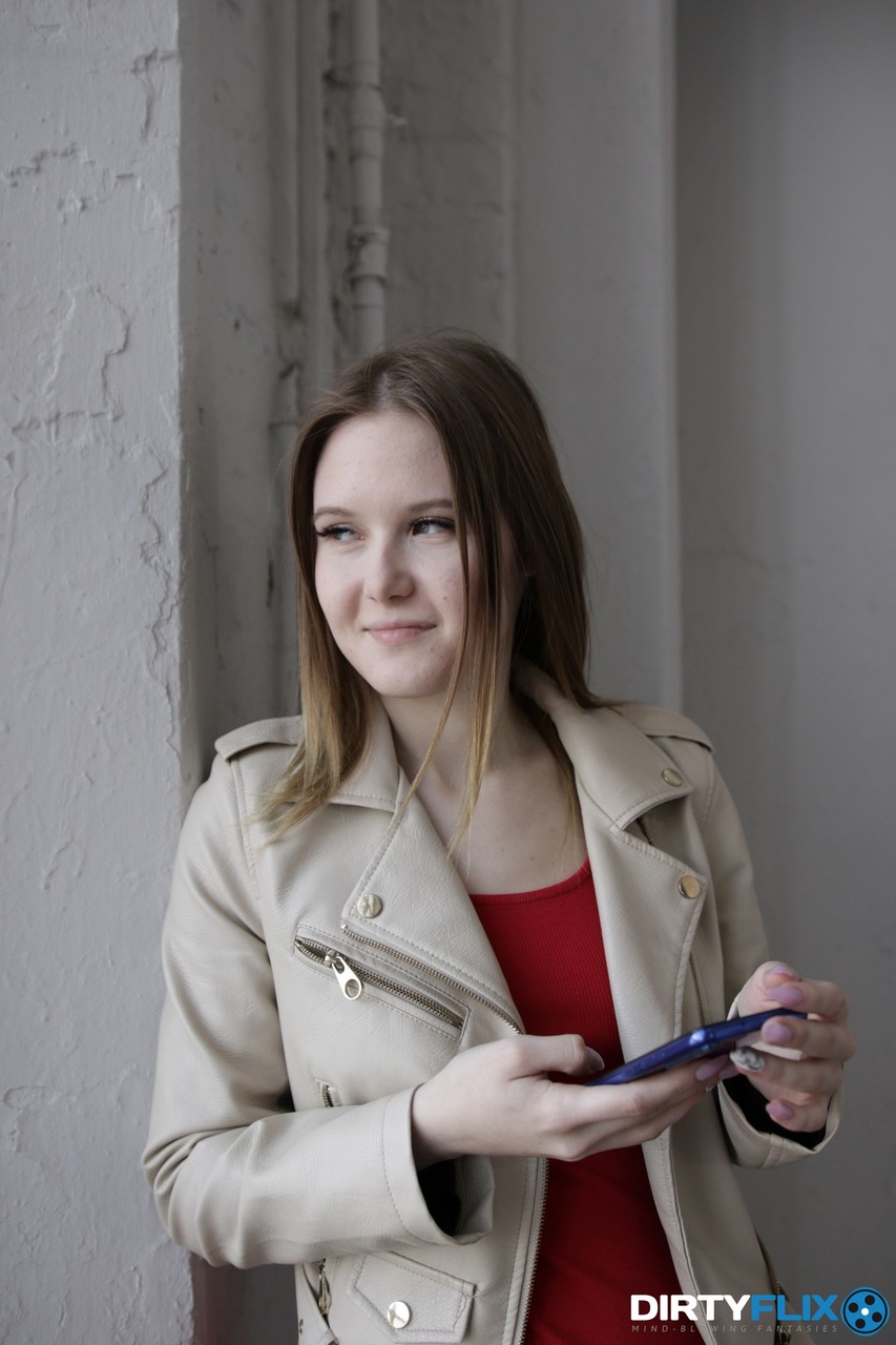 可爱少女阿贝尔被按在桌上从后面干