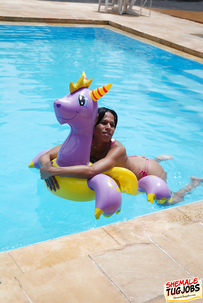 Busty Brazilian Shemale Lohane Silva Masturbates In Swimming Pool