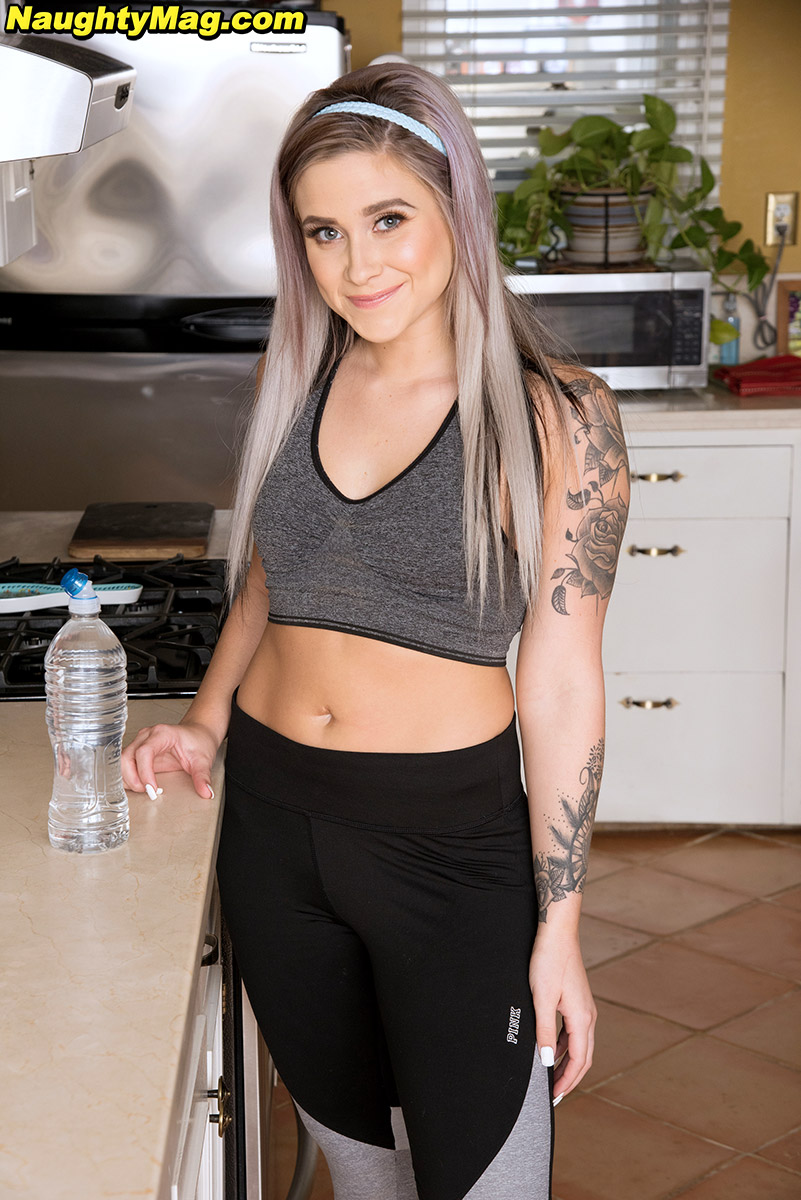 टैटू वाली शौकिया सिडेला कोर्स पूरी तरह नग्न होने के बाद अपने नंगे चूतड़ों को पकड़ती है