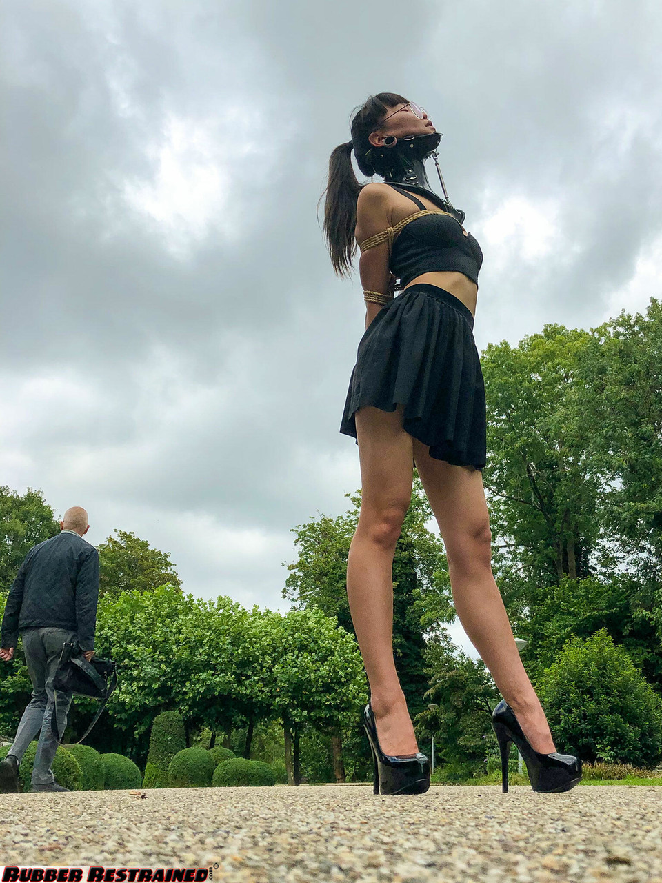 アジアの美女完璧なニャー首輪をつけ公園で縛られる