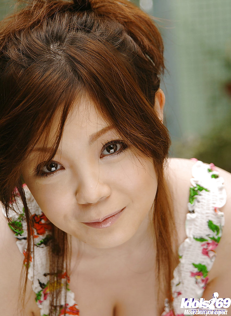 الفتاة الآسيوية الممتلئة نامي أوغاوا تتخلص ببطء من ملابسها