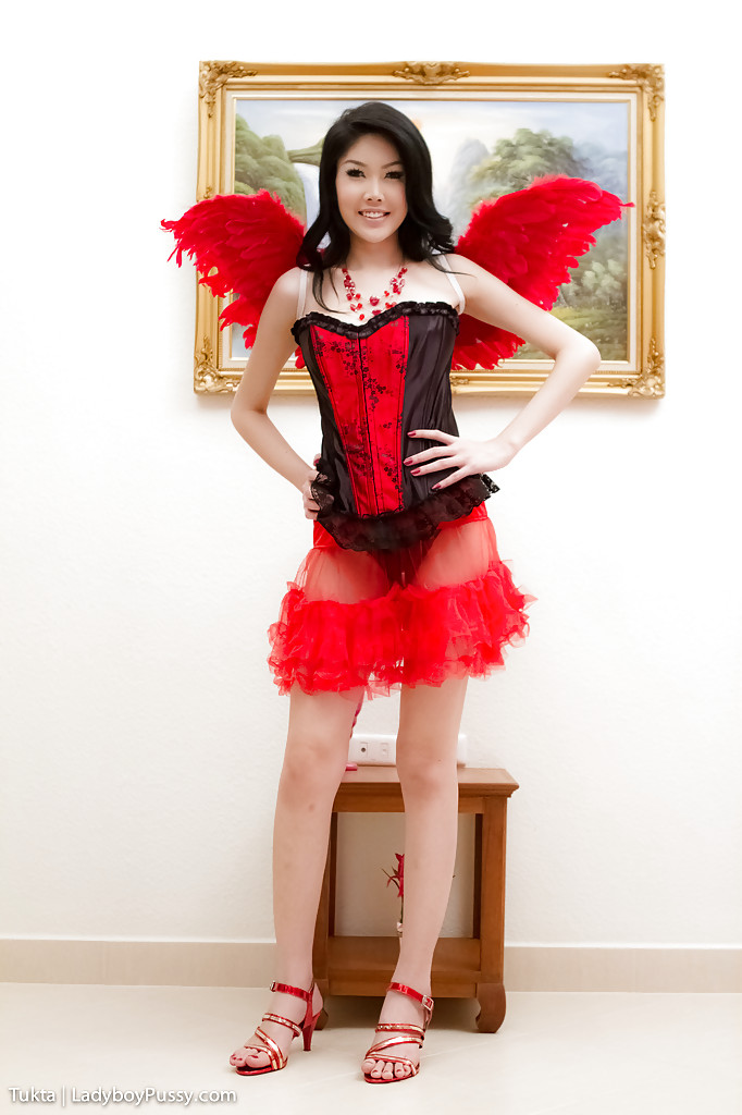 सुंदर थाई शेमेल टुकटा अपनी वर्दी उतारती है और अपनी पुसी दिखाती है