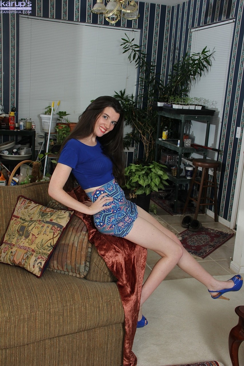 Brune Aux Cheveux Longs Gabby Smith Joue Avec Son Nouveau Sextoy Sur Le Canapé