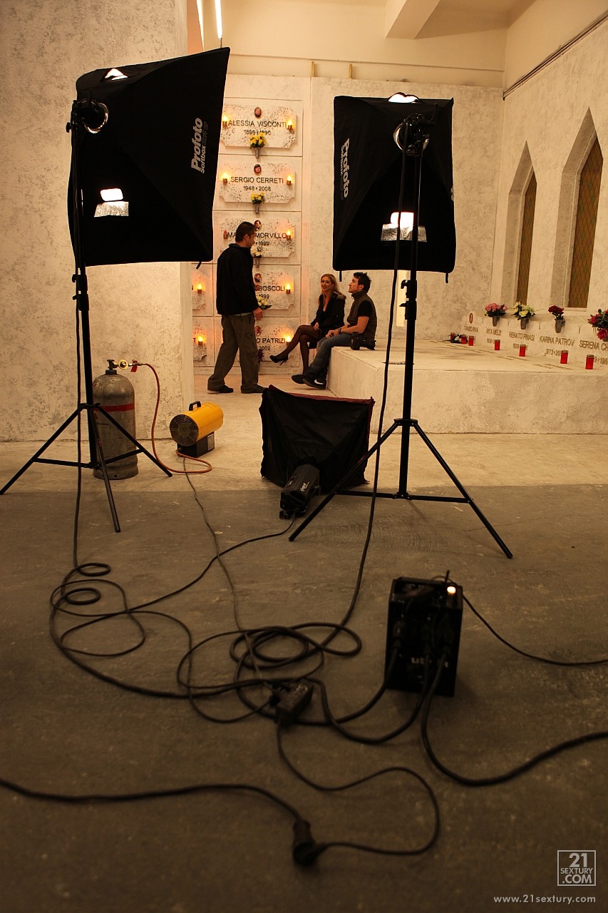 カリナ・シェイ セクシーな未亡人が廟で服を脱がされて犯される