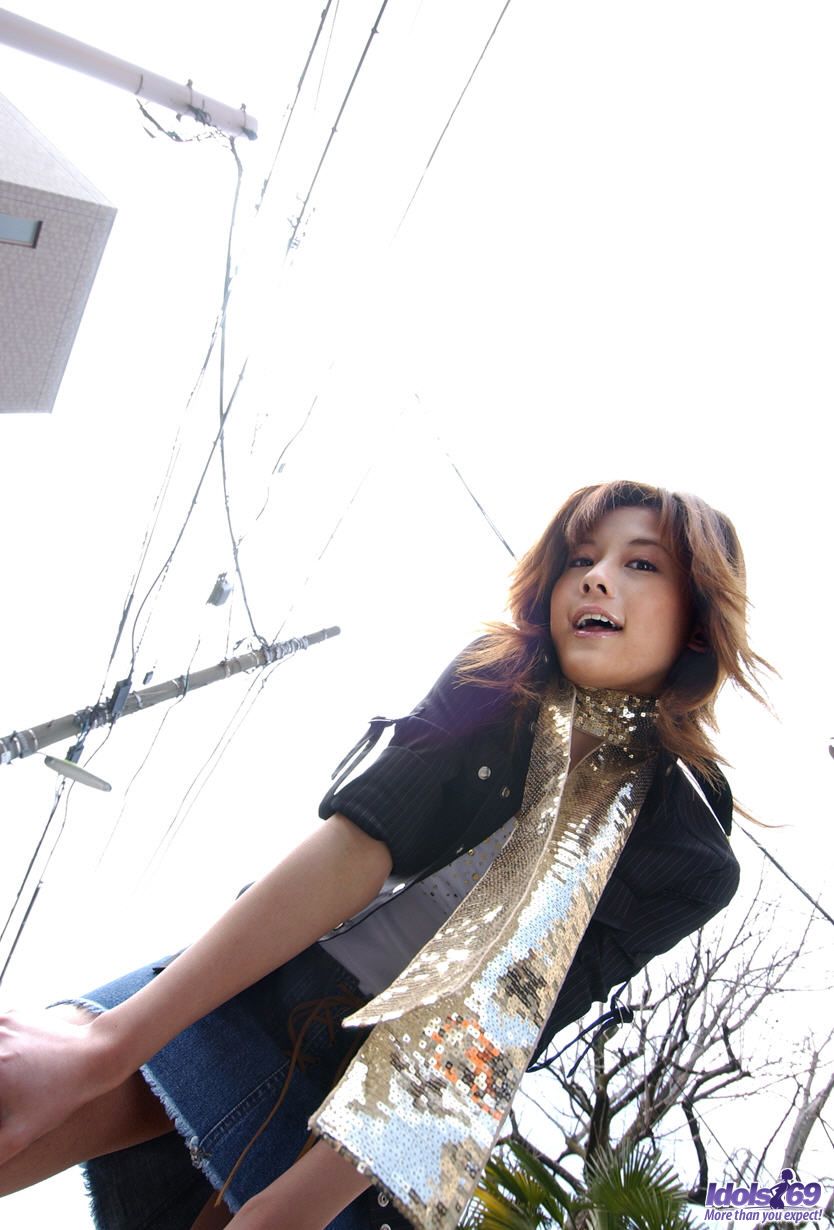 जापानी लाल बालों वाली हाइमे कमिया अकेले एक्शन के दौरान अपने बालों वाले मफ को गर्व से दिखाती है