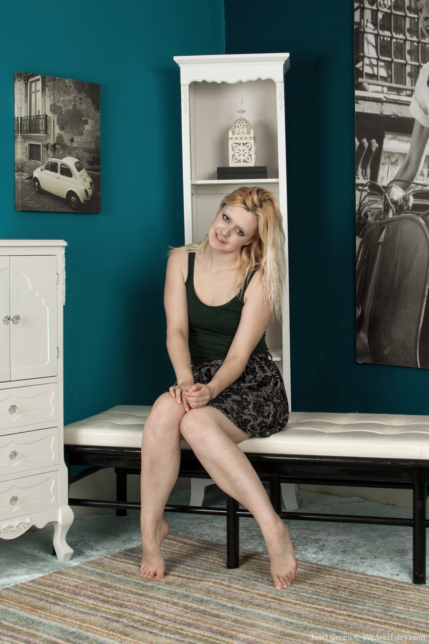 金发杰西·格林张开双腿展示浓密阴毛和厚毛毯