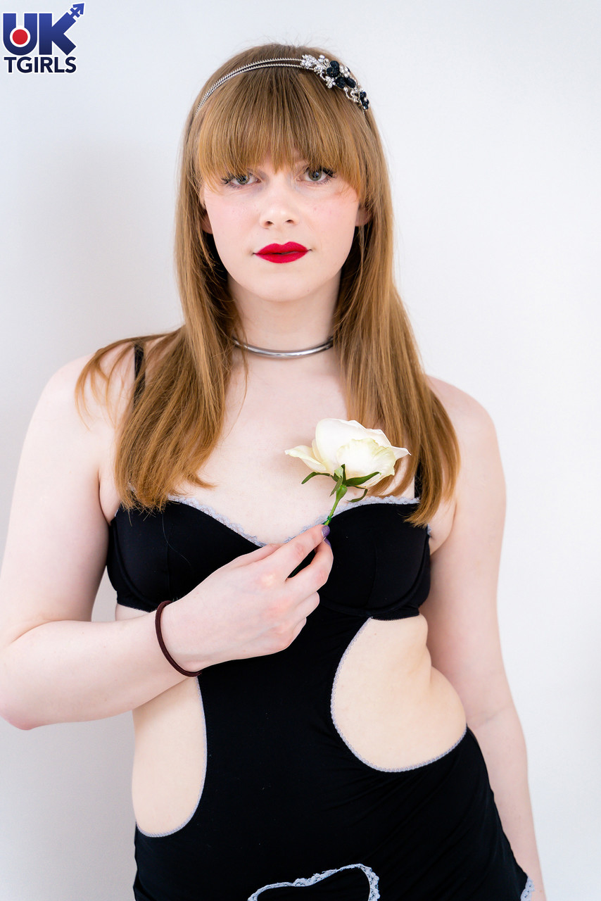 ब्रिटिश ट्रांसजेंडर Alicia Snow की अश्लील तस्वीरें