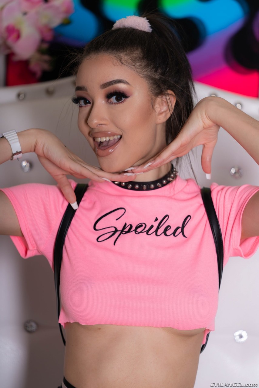 やせた十代のスカーレットブルームが乳房をさらしてマンコが満たされる