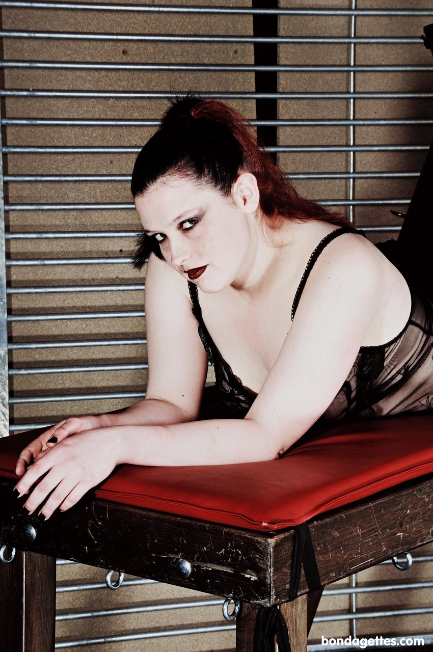 معرض الجنس للعبد إيما من بونداجيتس