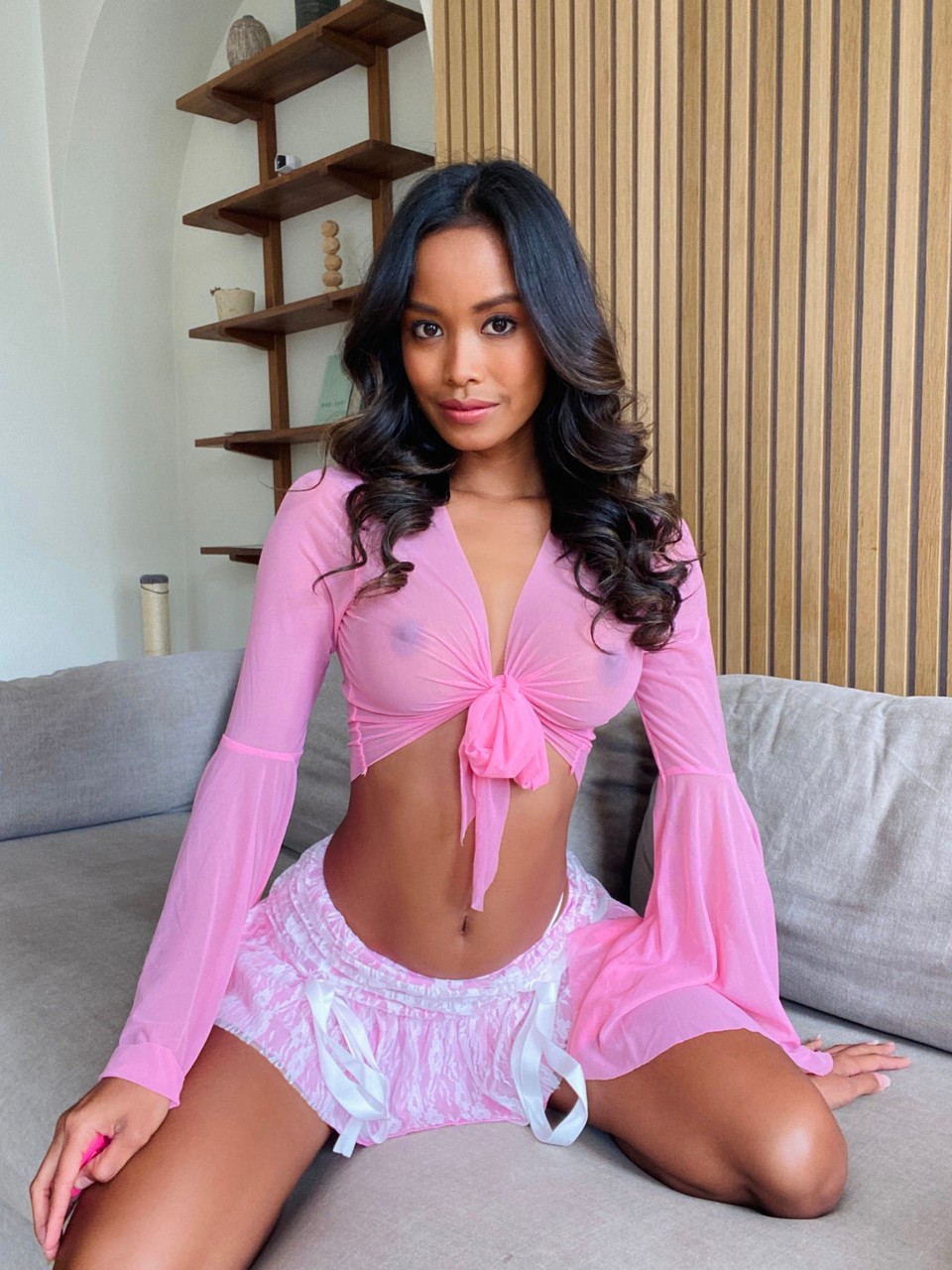 Die Atemberaubende Putri Cinta Zieht Das Transparente Oberteil Aus Und Enthüllt Atemberaubende Titten