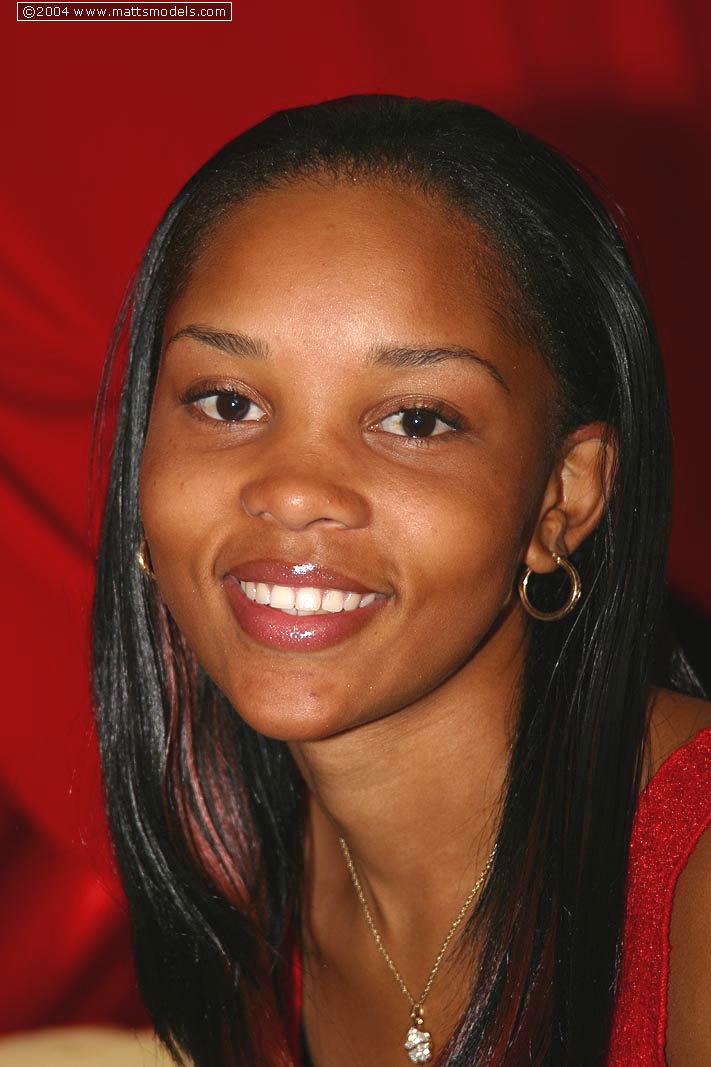 Jeune Fille Noire Cali Se Déshabille Pour Chaussettes Avant DÉtaler La Chatte Humide