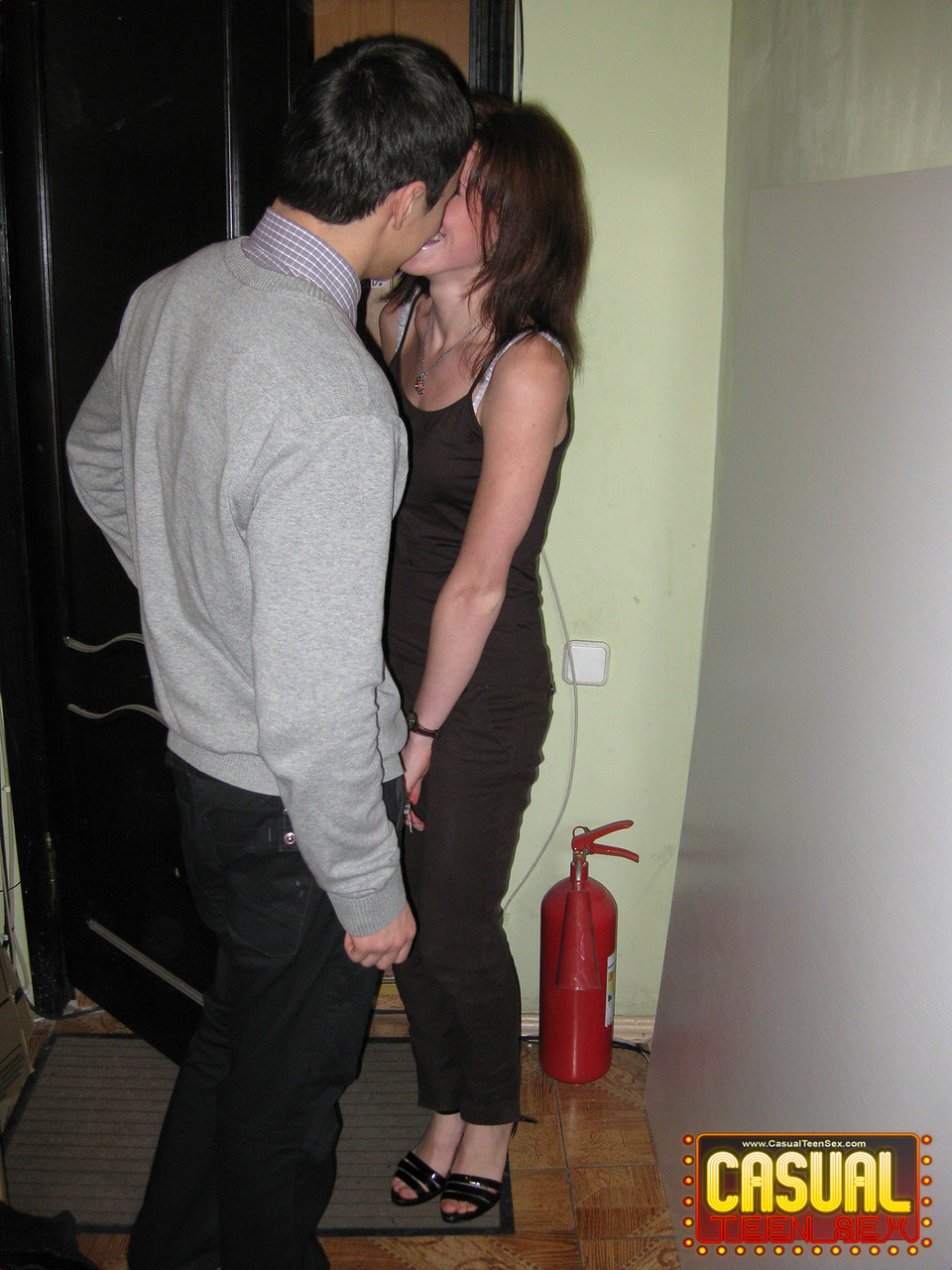 十代の彼女スーは、マンコ舐めと激しい犬交尾セックスを受ける