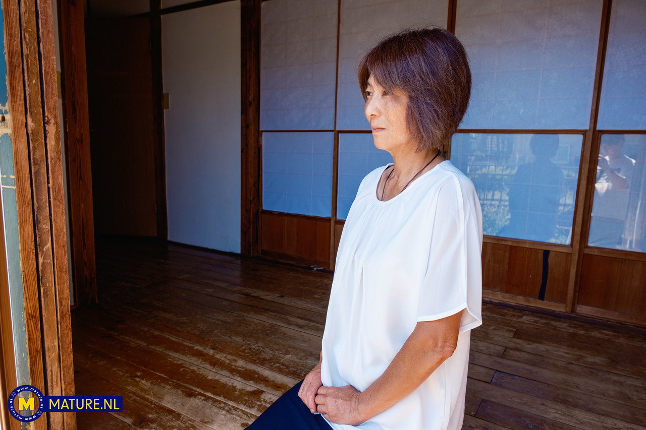 亚洲奶奶藤原朝美脱衣并坐在男人脸上