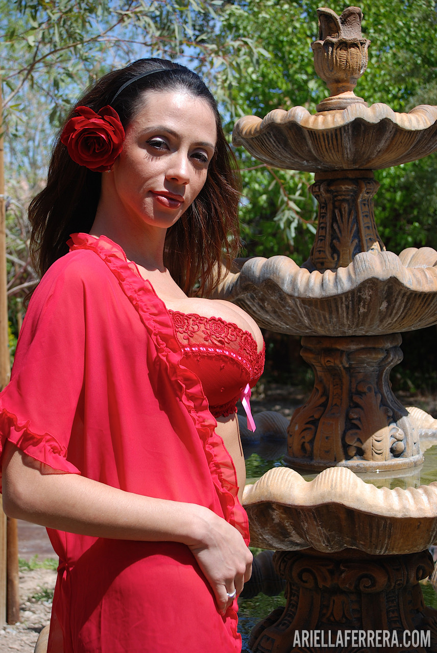 Milf Sexy Ariella Ferrera Exibe Seus Seios Falsos Em Um Vestido Vermelho Sensual